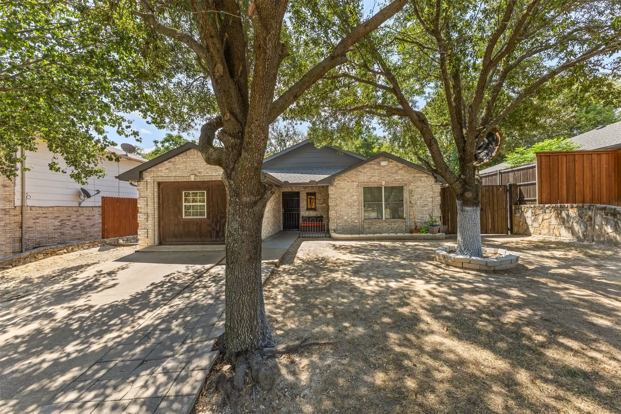 Photo 1 of Single family home for sale at 4012 Whitby Ave, Dallas, TX 75237 | MLS# 21381410 | Listing updated on 2026-10-25