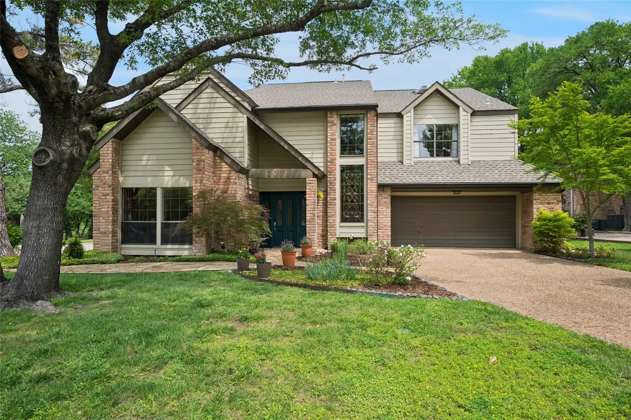 Photo 1 of Single family home for sale at 2001 Pebble Beach Ct, Richardson, TX 75082 | MLS# 21382420 | Listing updated on 2026-10-22