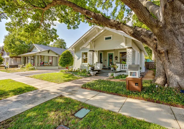 Photo 3 of Single family home for sale at 1116 W Arlington Ave, Fort Worth, TX 76110 | MLS# 21383084 | Listing updated on 2026-10-01