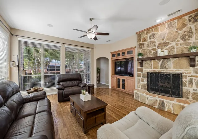 Photo 3 of Single family home for sale at 915 Wyndham Way, Allen, TX 75013 | MLS# 21383113 | Listing updated on 2026-10-09
