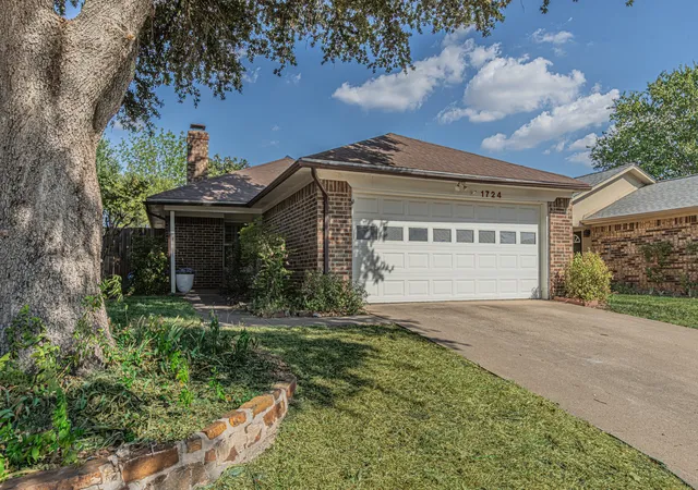 Single family home for sale at 1724 Red Bud Ln, Euless, TX 76039 | MLS# 21382449