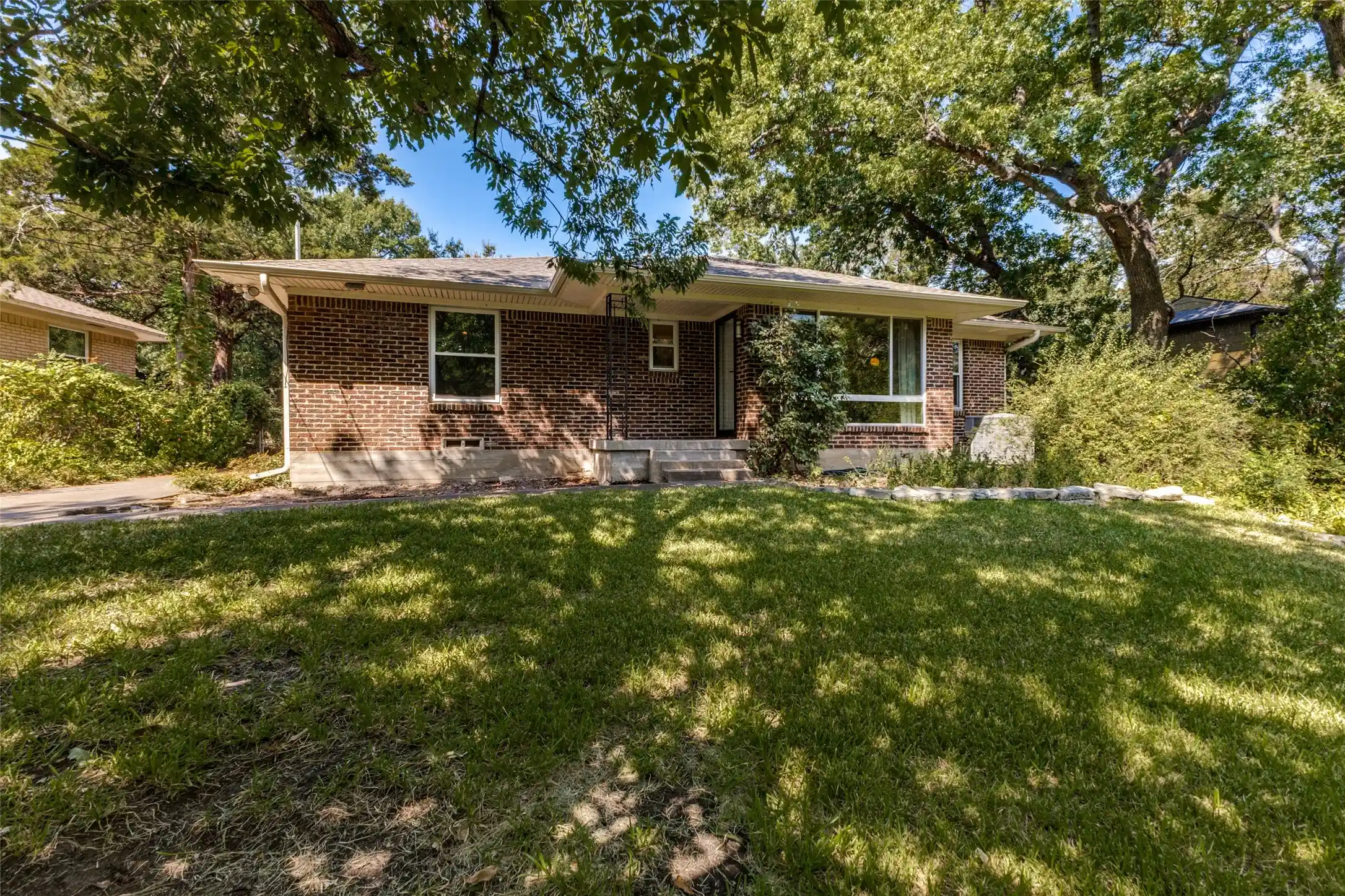 Single family home for sale at 605 S Ravinia Dr, Dallas, TX 75211 | MLS# 21356836