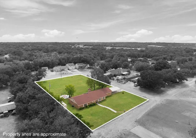 Photo 2 of Single family home for sale at 101 W Ave G, Valley Mills, TX 76689 | MLS# 21381949 | Listing updated on 2026-10-02