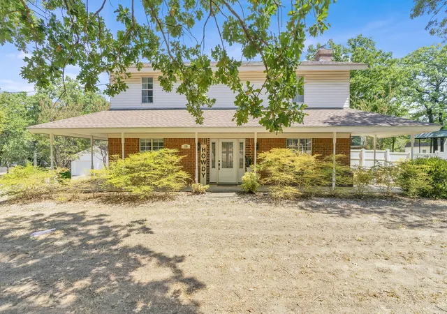 Photo 2 of Single family home for sale at 124 Alvarado Oak Dr, Alvarado, TX 76009 | MLS# 21379629 | Listing updated on 2026-10-08