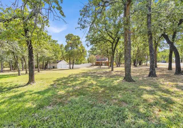Photo 3 of Single family home for sale at 124 Alvarado Oak Dr, Alvarado, TX 76009 | MLS# 21379629 | Listing updated on 2026-10-08