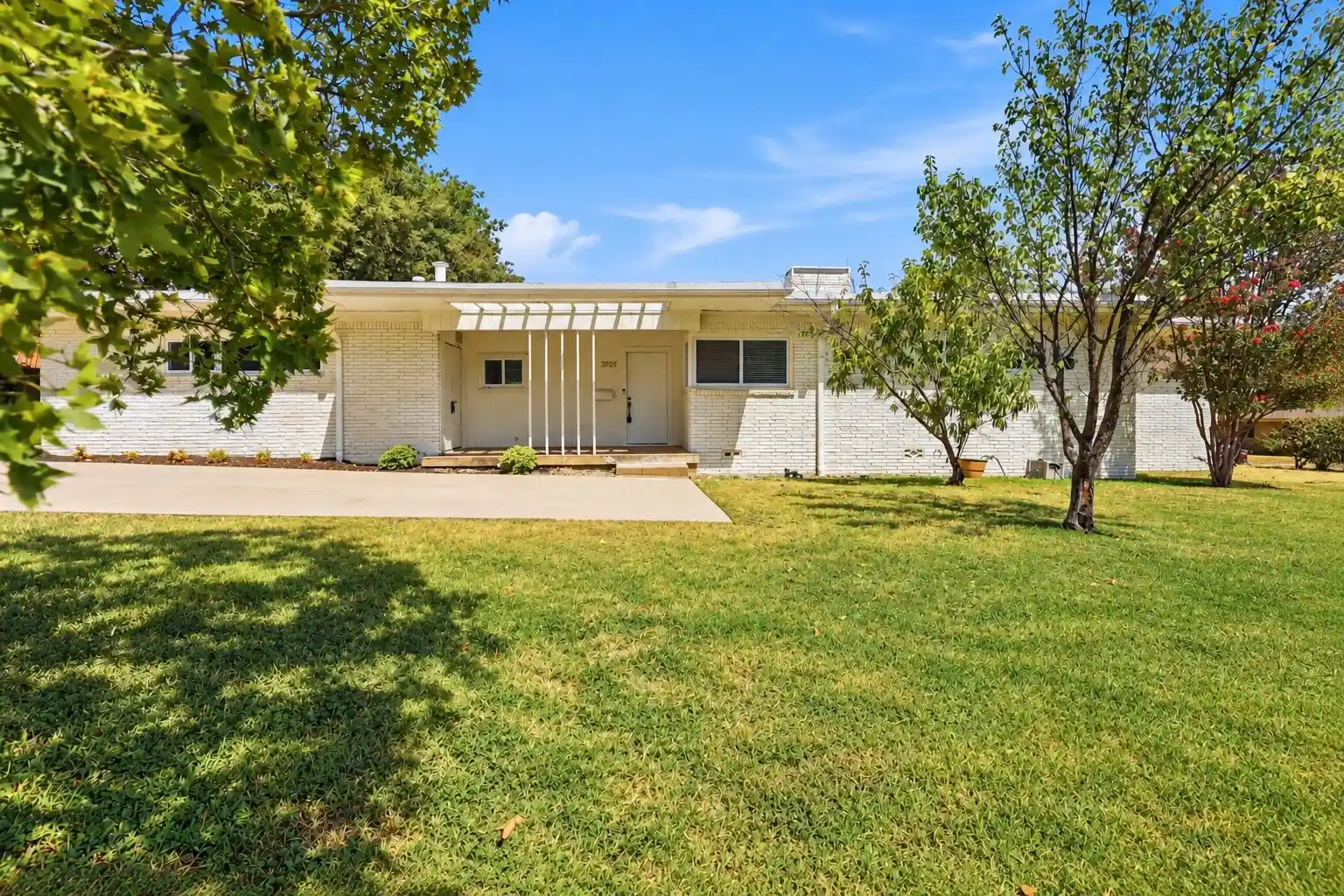 Single family home for sale at 3921 Clayton Rd E, Fort Worth, TX 76116 | MLS# 21380669