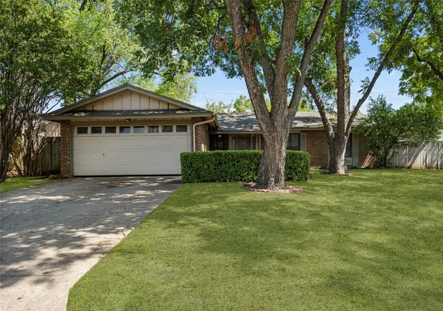 Photo 1 of Sale Pending at 419 Buffalo Dr, Arlington, TX 76013 | MLS# 21381155 | Listing updated on 2026-10-07