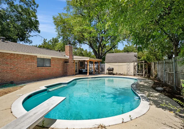 Photo 2 of Sale Pending at 419 Buffalo Dr, Arlington, TX 76013 | MLS# 21381155 | Listing updated on 2026-10-07