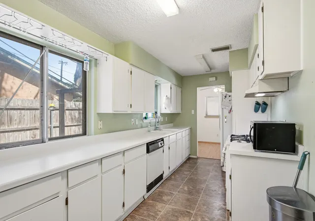 Photo 3 of Sale Pending at 419 Buffalo Dr, Arlington, TX 76013 | MLS# 21381155 | Listing updated on 2026-10-07