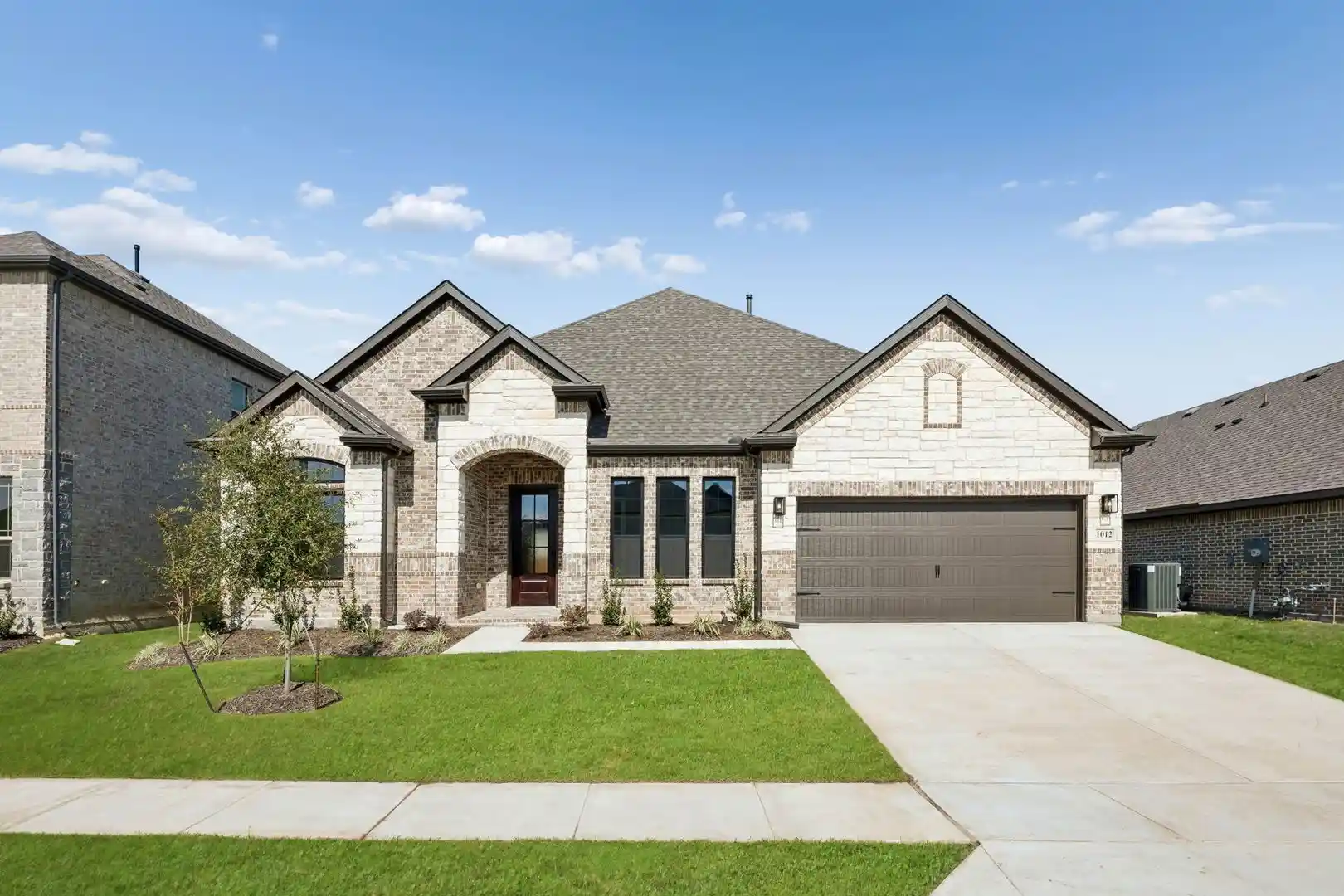 Photo 1 of Single family home for sale at 1012 Ml Ridge Dr, Justin, TX 76247 | MLS# 21383777 | Listing updated on 2026-10-28