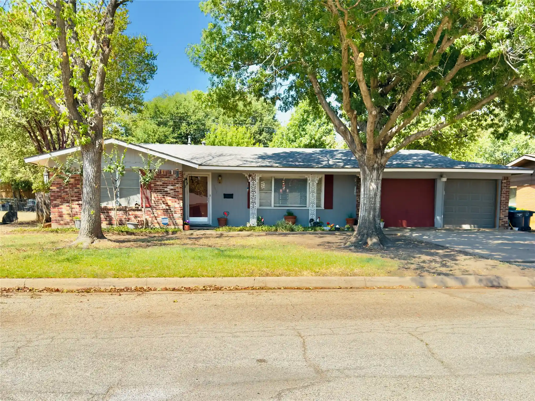 Photo 1 of Single family home for sale at 1552 Montclair Dr, Fort Worth, TX 76103 | MLS# 21383004 | Listing updated on 2026-10-09