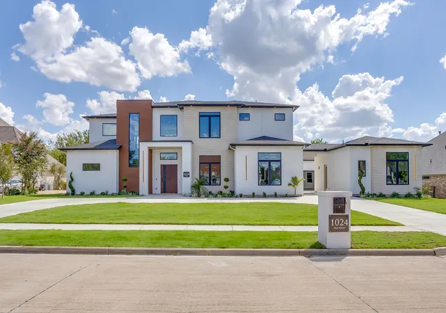 Photo 1 of Mansion for sale at 1024 Parview Cir, Cedar Hill, TX 75104 | MLS# 21357761 | Listing updated on 2026-10-07