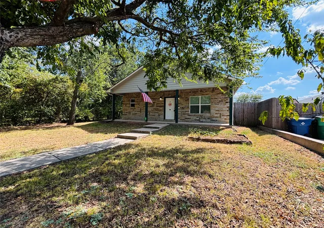 Photo 3 of Single family home for sale at 105 William St, Pottsboro, TX 75076 | MLS# 21384178 | Listing updated on 2026-10-03