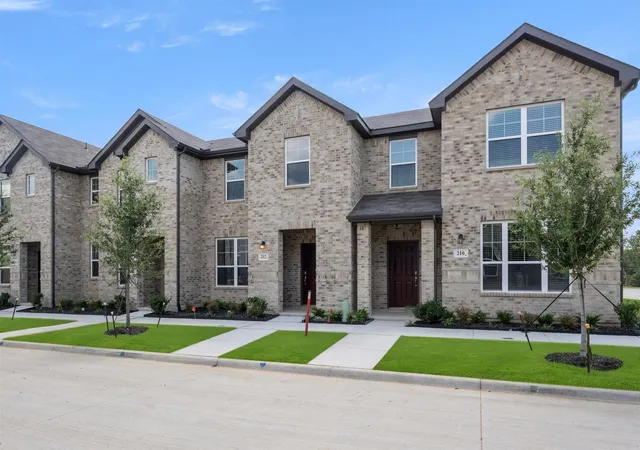 Photo 3 of Townhouse for sale at 261 Territory Trl #25, Fort Worth, TX 76120 | MLS# 21384578 | Listing updated on 2026-10-06