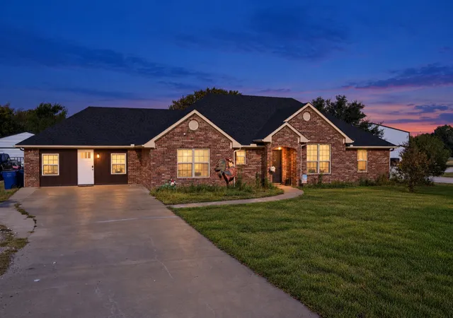 Photo 1 of Single family home for sale at 1813 County Rd 123, Gainesville, TX 76240 | MLS# 21383736 | Listing updated on 2026-09-15