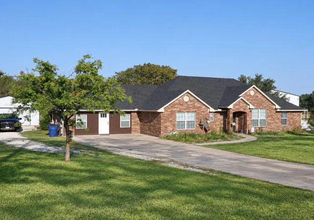 Photo 2 of Single family home for sale at 1813 County Rd 123, Gainesville, TX 76240 | MLS# 21383736 | Listing updated on 2026-09-15