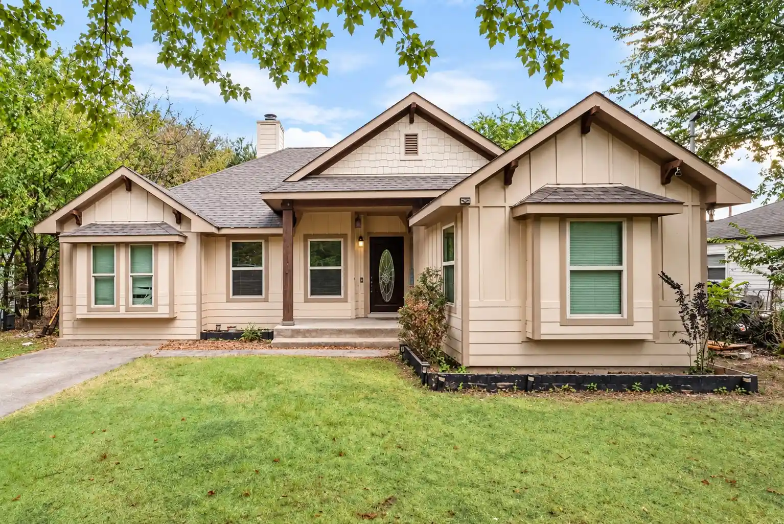 Photo 1 of Single family home for sale at 910 English St, Irving, TX 75061 | MLS# 21384454 | Listing updated on 2026-10-22