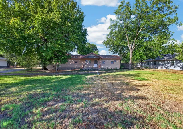 Photo 3 of Single family home for sale at 403 S Nash St, Ennis, TX 75119 | MLS# 21383754 | Listing updated on 2026-09-24