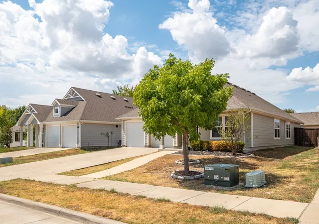 Photo 2 of Single family home for sale at 126 Spring Crk Ln, Terrell, TX 75160 | MLS# 21384718 | Listing updated on 2026-09-27