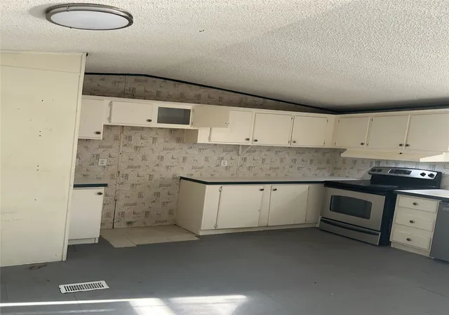 Photo 1 of Manufactured home for sale at 2751 Breezewood Ln, Lancaster, TX 75146 | MLS# 21385062 | Listing updated on 2026-10-08