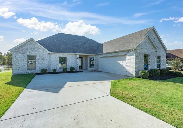 Photo 1 of Single family home for sale at 1301 Carnoustie Dr, Ennis, TX 75119 | MLS# 21384400 | Listing updated on 2026-09-19