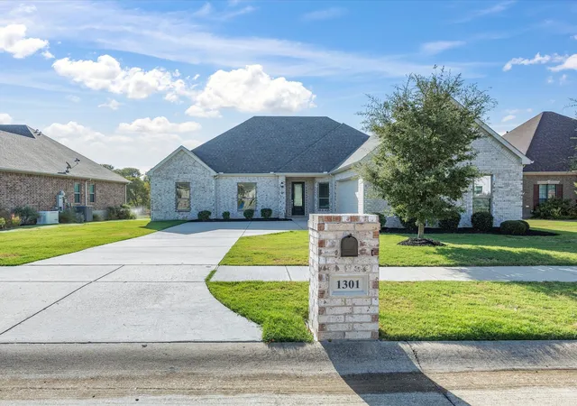 Photo 3 of Single family home for sale at 1301 Carnoustie Dr, Ennis, TX 75119 | MLS# 21384400 | Listing updated on 2026-09-19