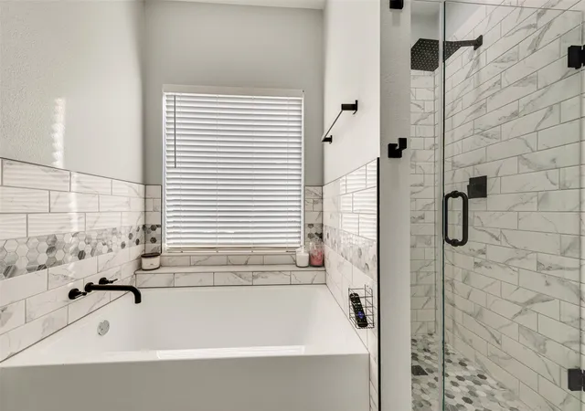 Photo 3 of Single family home for sale at 910 Elk Horn Dr, Midlothian, TX 76065 | MLS# 21383414 | Listing updated on 2026-10-09
