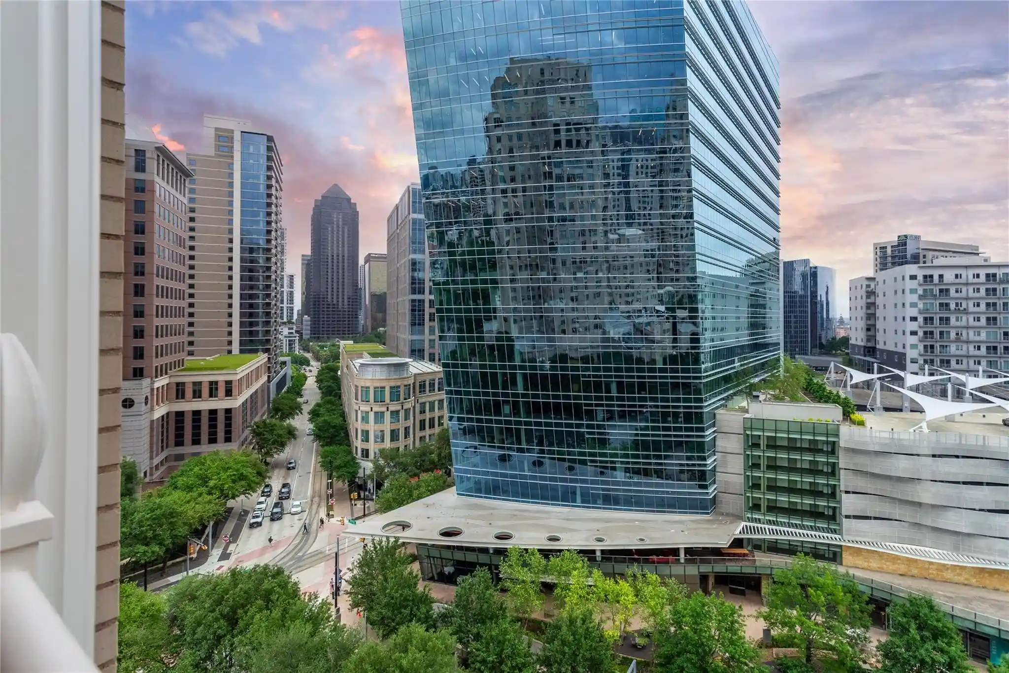 Photo 1 of Condo for sale at 2525 N Pearl St #1004, Dallas, TX 75201 | MLS# 21379623 | Listing updated on 2026-10-12