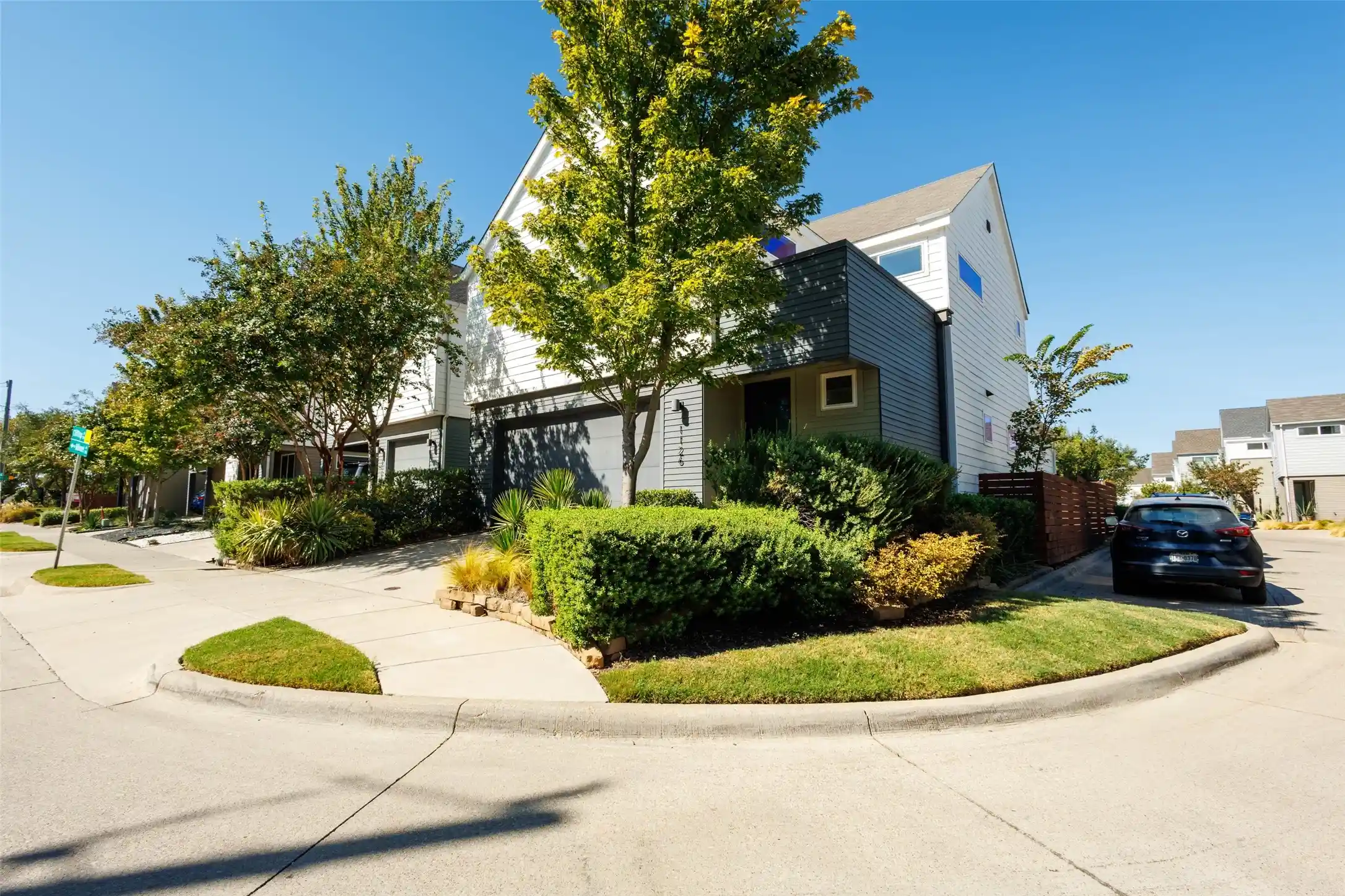 Photo 1 of Single family home for sale at 1126 Clifftop Ln, Dallas, TX 75208 | MLS# 21382177 | Listing updated on 2026-10-15