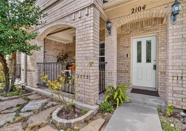 Photo 3 of Townhouse for sale at 2104 Lakeforest Dr, Weatherford, TX 76087 | MLS# 21385214 | Listing updated on 2026-10-02