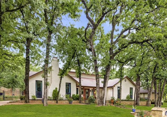 Photo 2 of Single family home for sale at 8 Cypress Ct, Roanoke, TX 76262 | MLS# 21382281 | Listing updated on 2026-10-07