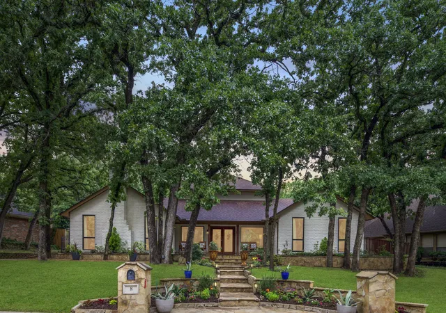 Photo 3 of Single family home for sale at 8 Cypress Ct, Roanoke, TX 76262 | MLS# 21382281 | Listing updated on 2026-10-07