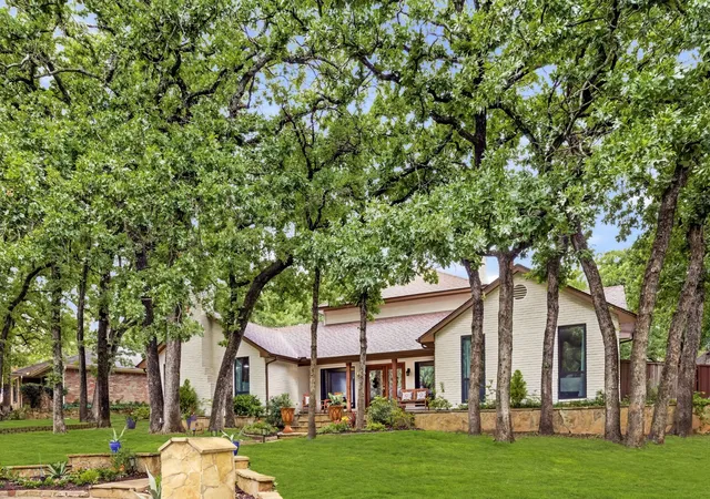 Photo 3 of Single family home for sale at 8 Cypress Ct, Roanoke, TX 76262 | MLS# 21382281 | Listing updated on 2026-10-07
