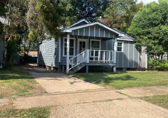 Photo 1 of Single family home for sale at 421 Edwards St, Bossier City, LA 71111 | MLS# 21384541 | Listing updated on 2026-09-17
