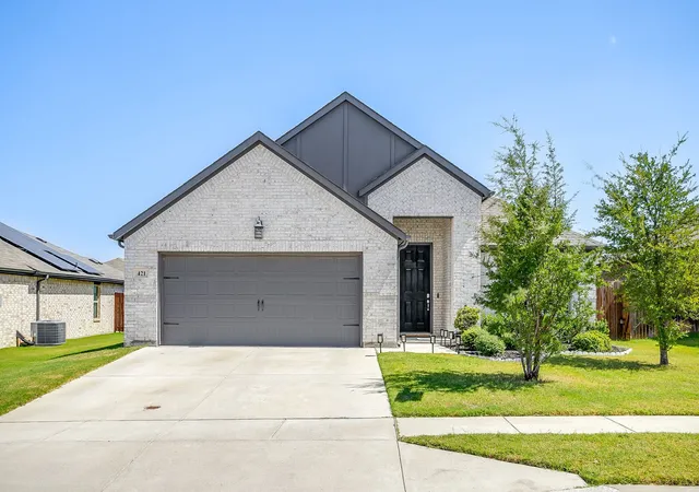 Photo 1 of Single family home for sale at 421 Escondido St, Weatherford, TX 76087 | MLS# 21385363 | Listing updated on 2026-10-08