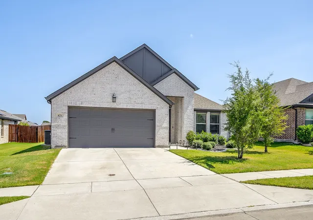 Photo 3 of Single family home for sale at 421 Escondido St, Weatherford, TX 76087 | MLS# 21385363 | Listing updated on 2026-10-08