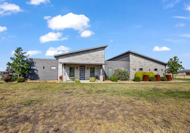 Photo 2 of Sale Pending at 141 Savage Ln, Aledo, TX 76008 | MLS# 21385044 | Listing updated on 2026-10-04