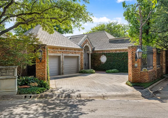 Single family home for sale at 17 Stonecourt Cir, Dallas, TX 75225 | MLS# 21377350