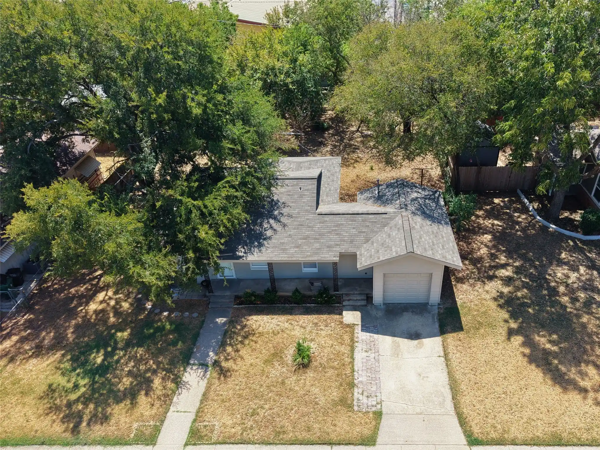 Photo 1 of Single family home for sale at 424 E Ellen Ave, Hurst, TX 76053 | MLS# 21380543 | Listing updated on 2026-10-15
