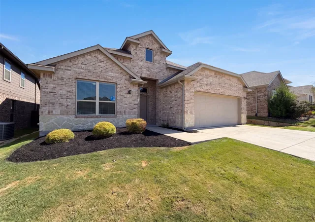 Photo 1 of Single family home for sale at 14316 Spitfire Trl, Roanoke, TX 76262 | MLS# 21386011 | Listing updated on 2026-10-10
