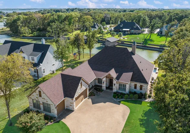 Single family home for sale at 560 Clubhouse Dr, Corsicana, TX 75109 | MLS# 21378542
