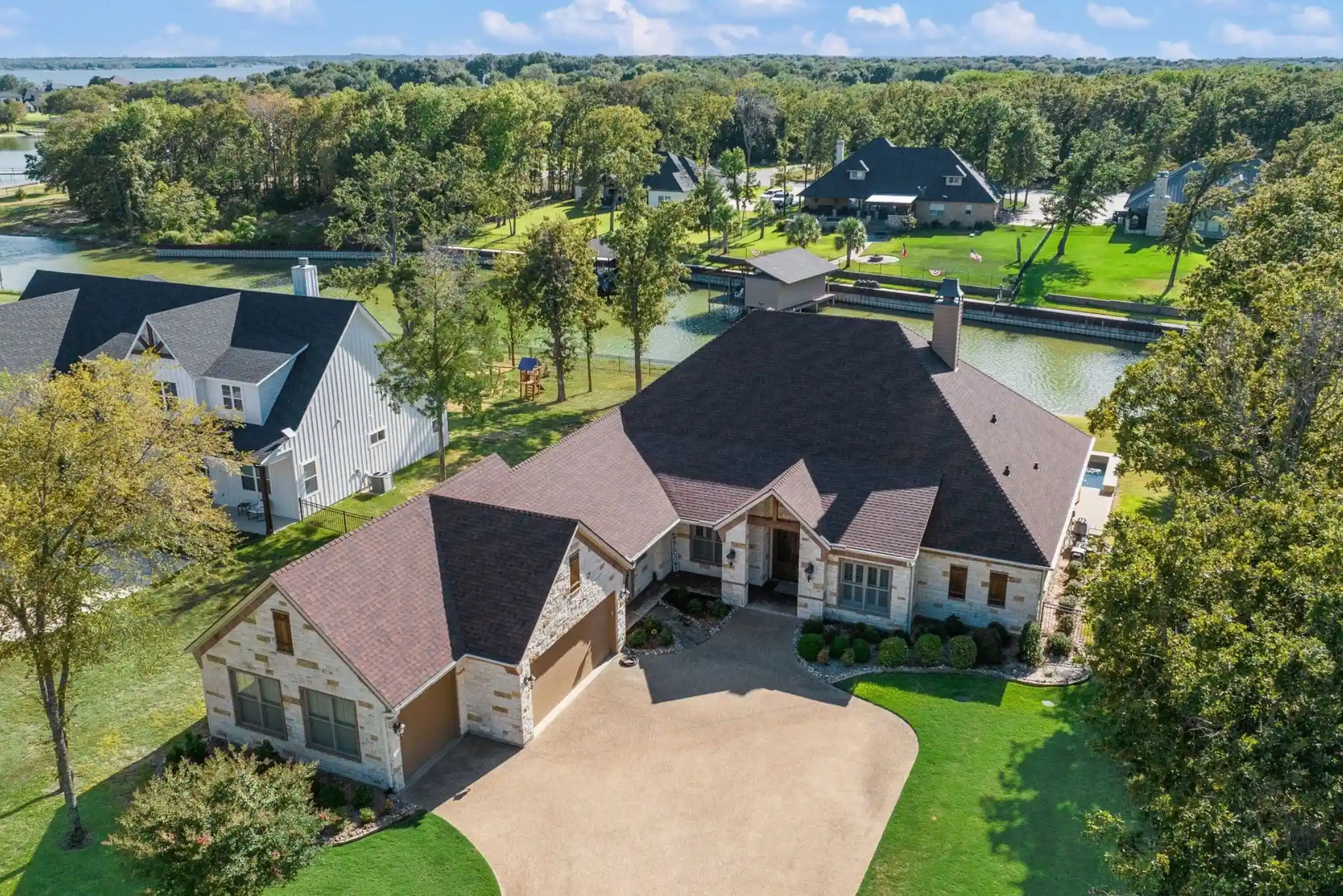 Photo 1 of Sale Pending at 560 Clubhouse Dr, Corsicana, TX 75109 | MLS# 21378542 | Listing updated on 2026-10-26
