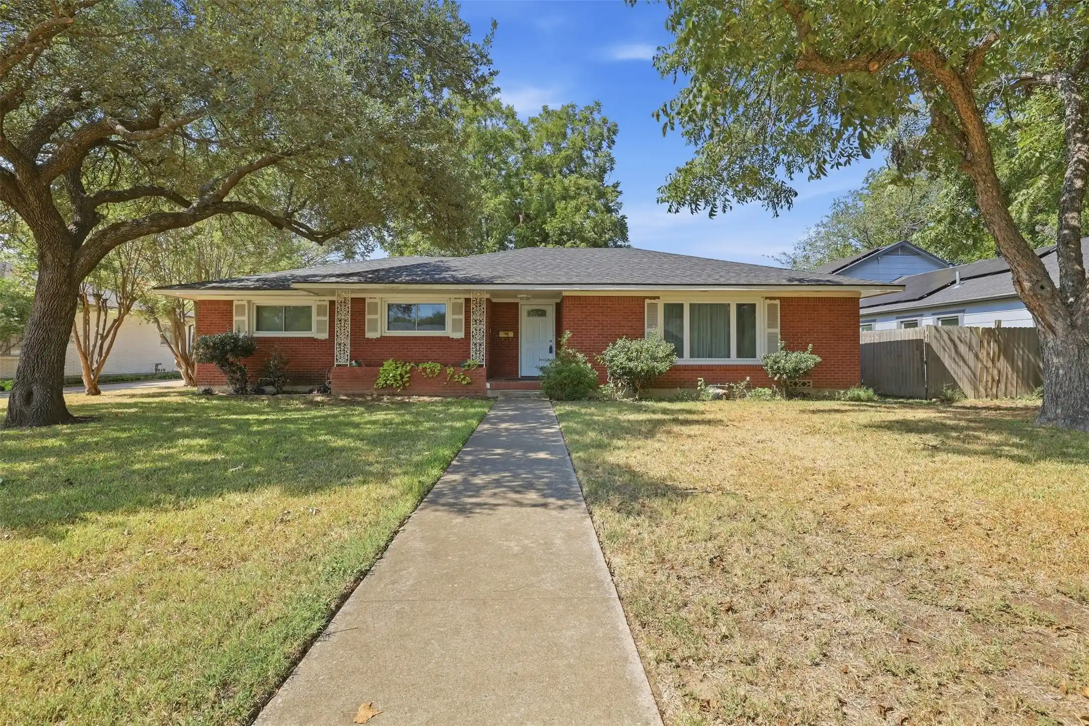 Photo 1 of Single family home for sale at 618 Bellevue Dr, Cleburne, TX 76033 | MLS# 21386233 | Listing updated on 2026-10-24