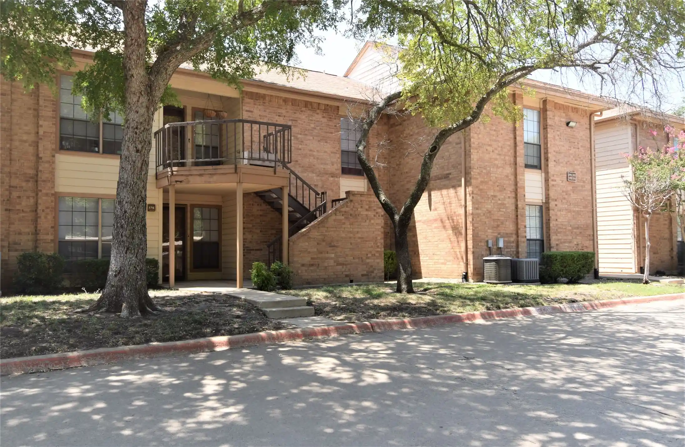 Condo for sale at 16301 Ledgemont Ln #176, Addison, TX 75001 | MLS# 21375068
