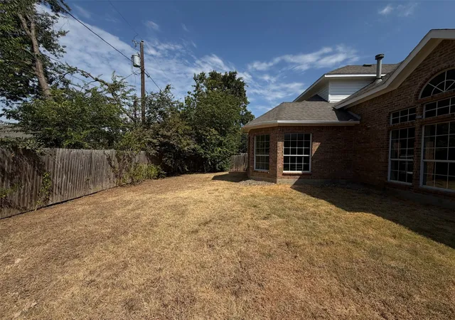 Photo 4 of Single family home for sale at 1803 High Meadow St, Red Oak, TX 75154 | MLS# 21386491 | Listing updated on 2026-10-10