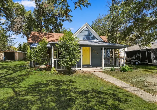 Photo 3 of Sale Pending at 417 E Hughes St, Collinsville, TX 76233 | MLS# 21386539 | Listing updated on 2026-10-09