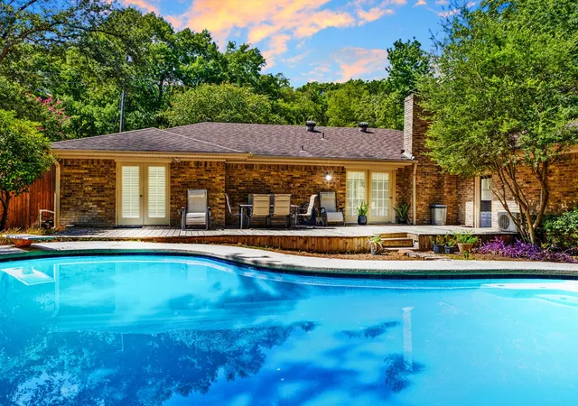 Photo 2 of Single family home for sale at 1218 Bow Crk Dr, Duncanville, TX 75116 | MLS# 21385577 | Listing updated on 2026-10-07