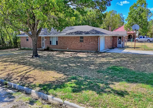 Single family home for sale at 105 E Pecan St, Saint Jo, TX 76265 | MLS# 21386668