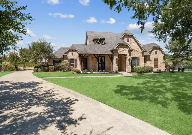 Photo 1 of Single family home for sale at 5 Wiltshire Ct, Rockwall, TX 75032 | MLS# 21385623 | Listing updated on 2026-10-07