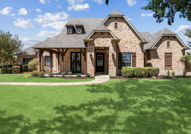 Photo 2 of Single family home for sale at 5 Wiltshire Ct, Rockwall, TX 75032 | MLS# 21385623 | Listing updated on 2026-10-07